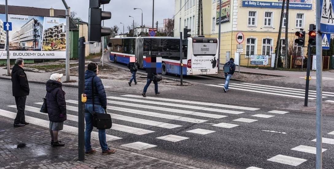 Na rondzie Toruńskim w Bydgoszczy pasażerowie wysiadający z tramwajów biegiem pokonują trasę na przystanek przy ul. Bełzy.