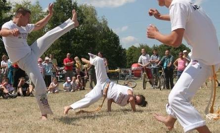 Pokaz zawodników capoeira.