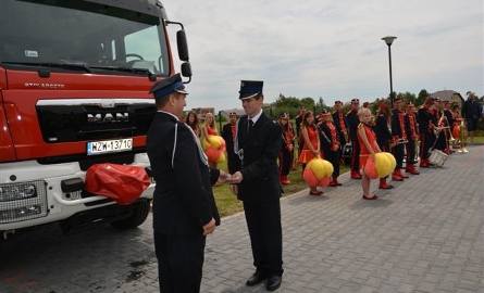 Samochód pożarniczy został poświęcony przez księdza Jerzego Sieńkowskiego – Mazowieckiego Kapelana Strażaków.