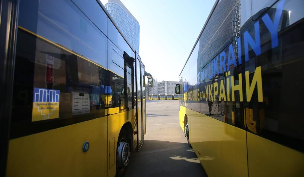 Film do artykułu: Autobusy z Katowic, Tychów i Sosnowca w drodze na Ukrainę. O wsparcie apelował mer Lwowa. ZDJĘCIA. WIDEO