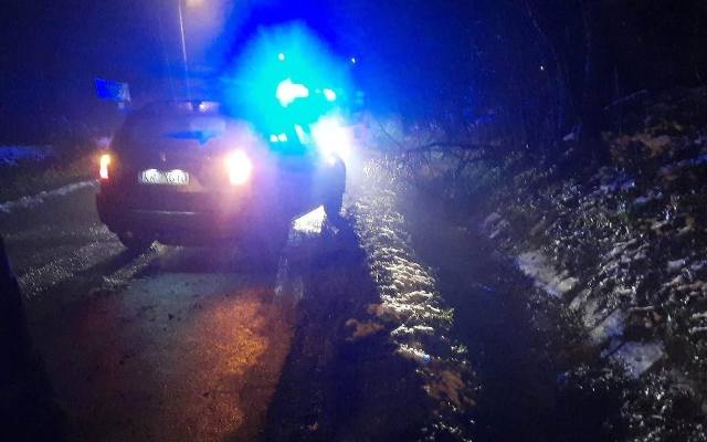 Wypadek w gminie Zabierzów. W wąwozie pojazd zjechał do rowu. Kierowca opuścił auto i odszedł