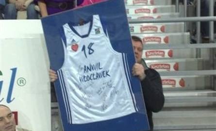 Oryginalną koszulkę z autografami koszykarzy wylicytowano za 1000 zł