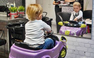 We Freszzu strzyżenie dzieci odbywa się w interaktywnym samochodzie.