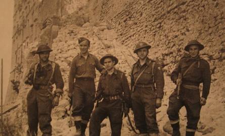 Ppor. Kazimierz Gurbiel (nz. drugi od lewej) w czasie II wojny światowej w towarzystwie polskich żołnierzy. Fotografia prawdopodobnie zrobiona przy zdobytym