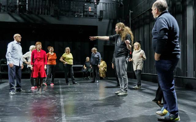 Seniorzy wystawiają spektakl w Teatrze KTO. Na scenie Franz Kafka