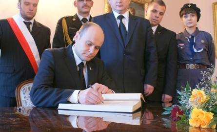 W imieniu społeczności miasta prezydent  Radomia Andrzej Kosztowniak złożył wpis do księgi kondolencyjnej wyłożonej w Pałacu Prezydenckim. Po prawej