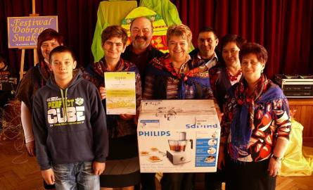 Na zdjęciu członkowie Stowarzyszenia z Ossali - zwycięzcy w konkursie na najlepszy świąteczny wypiek. W tym roku podbili festiwal wielkanocną babą.