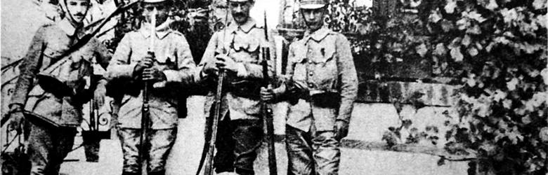 „Siódemka Beliny” w pełnym składzie i podczas swej pierwszej akcji w dworze w Goszycach, sierpień 1914 r.