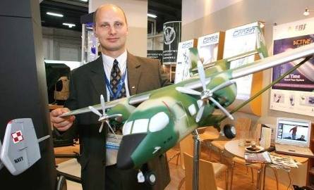 Piotr Wilk z modelem najnowszego samolotu z Mielca.