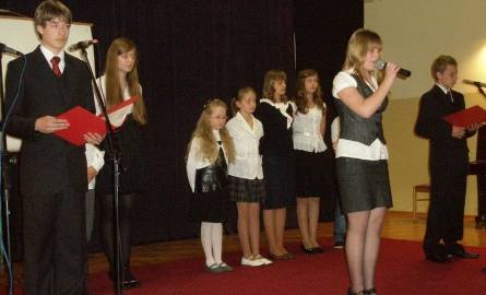Uroczystości rocznicy uchwalenia Konstytucji 3-go Maja uświetnił w Grębowie występ młodzieży oazowej.