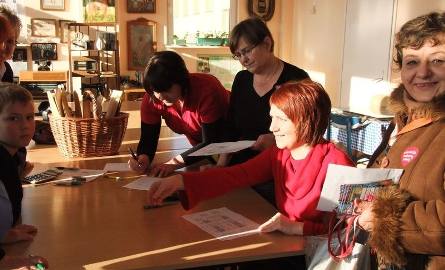 Liczenie pieniędzy wciąż trwa. Na zdjęciu: Aneta Jaroszek, Edyta Słomka i Anna Mirota z Miejsko-Gminnego Ośrodka Pomocy Społecznej w Iłży oraz Elżbieta