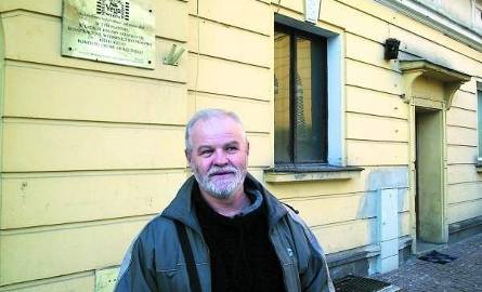 Andrzej Karyś, dziś emeryt, przed domem przy ulicy Sienkiewicza w Kielcach, gdzie mieściła się podziemna przygotowalnia matryc drukarskich.