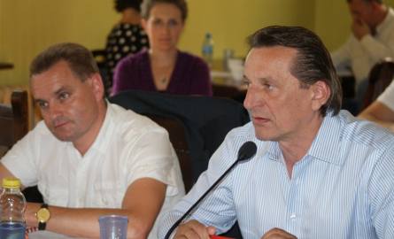Dyrektor Leszek Bonna (z prawej) dostał zielone światła od radnych, w tym od szefa powiatowej komisji budżetu Mariusza Palucha.