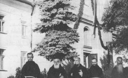 Ostróg, 13 sierpnia 1939 roku, od lewej: o. Remigiusz Kranc, o. Honorat Jedliński, o. Gabriel Banaś, o. Bolesław Wojtuń, brat Grzegorz Feret.