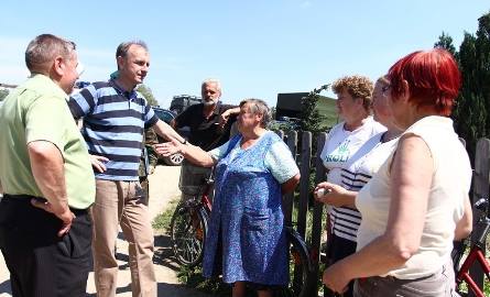 Już od sześciu dni w miejscowości Łoje trwa umacnianie wałów. Każdego dnia pracuje tam od 100 do 150 osób.