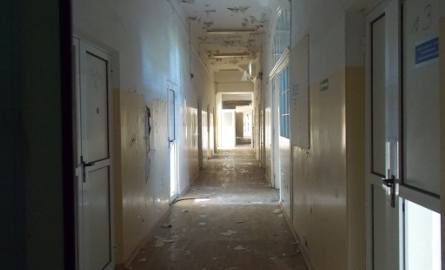 Od 2017 r. po tych korytarzach mają chodzić uczniowie Centrum Edukacji Zawodowej. Dziś straszy tu bałagan i łuszcząca się farba.
