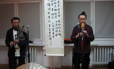 Yang Chung-Chih jest także muzykiem. Wernisażowi towarzyszył więc  koncert w wykonaniu   Yang Chung - Chih - flet i Anny Krysztofiak, solistki Filharmonii