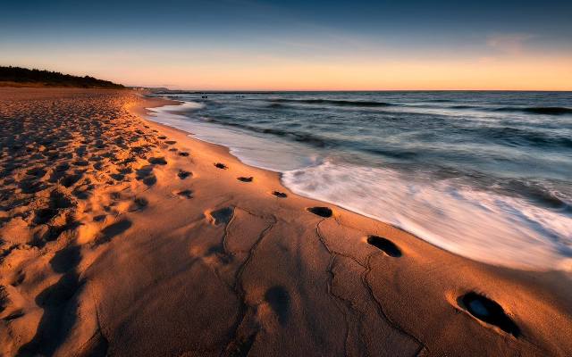 TOP 12 najpiękniejszych i wyjątkowych plaż nad Bałtykiem. Tu warto wybrać się na wakacje 2024! Czysta woda, piasek i klimatyczne wybrzeże