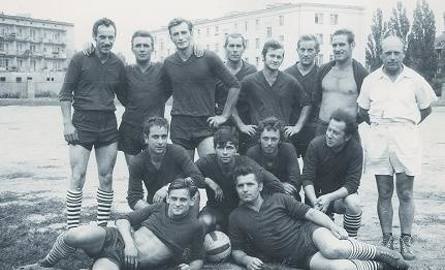 Turniej piłkarski drużyn zakładowych - Bydgoszcz 1973 rok. Sędzia - Wiktor Lepczyński