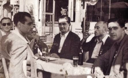 Na zdjęciu z kolegami z reprezentacji Węgier. Rudolf Patkolo siedzi pierwszy z lewej.