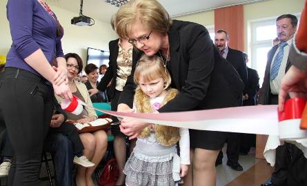 Bogusława Jaworska przecięła wstęgę w towarzystwie przedstawicielki dzieci, Amelii Maziarz .