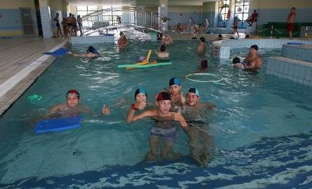 Grupy kolonijne i indywidualni amatorzy pływania chętnie korzystają z basenu w Centrum Olimpic w Strawczynku.