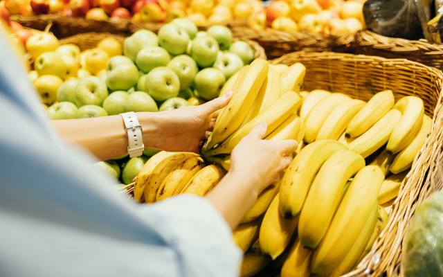 Kto nie powinien jeść bananów? Są źródłem cennych składników, ale mogą być szkodliwe. Powinny unikać ich osoby przyjmujące niektóre leki