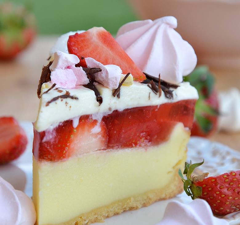 Ciasta z truskawkami. Najlepszy sernik z truskawkami z bezą i galaretką inspirowany deserem eton mess
