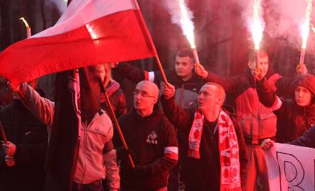 Grupa patriotów z Białogonu przyglądała się uroczystości. Kiedy na zakończenie zaśpiewano Rotę, odpalili race świetlne.