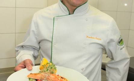 Wybornego pieczonego łososia na letniej sałatce z truskawek i awokado przygotował Maciej Łomża, kucharz restauracji Hotelu Aviator w Radomiu.