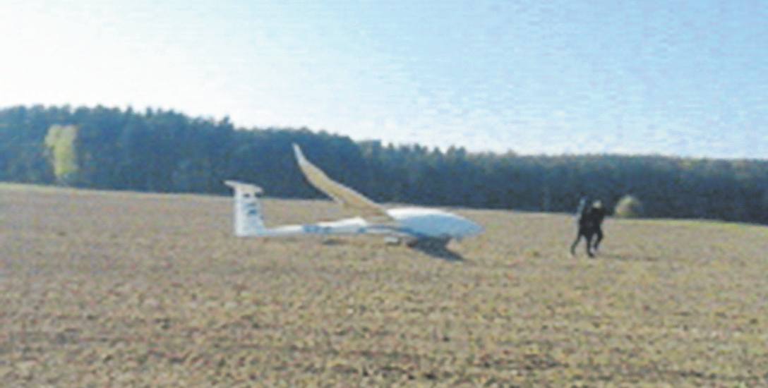 Awaryjne lądowanie szybowca sfotografował jeden  z mieszkańców Drożkowa