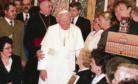 Spotkanie delegacji toruńskiej z papieżem w Watykanie w lutym 1998 roku było niezwykle serdeczne. To właśnie wtedy oficjalnie zaproszono Ojca Świętego
