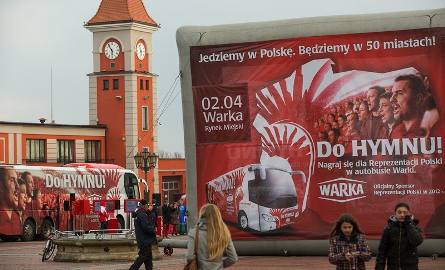 Zespół Mazowsze oraz mieszkańcy Warki wykonali hymn Polski (zdjęcia)
