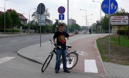 - Tutaj znak nakazuje pieszym korzystać z trasy dla rowerzystów – mówi, pokazując absurdalne oznakowanie Michał Rejczak.