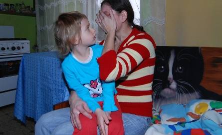 Czteroletnia Madzia patrzy na mamę płaczącą z bezradności.