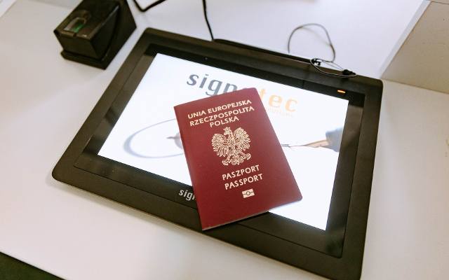 Lotnisko Chopina w Warszawie: jak wyrobić paszport tymczasowy w 15 minut? Sprawdź, kto może skorzystać z tej opcji