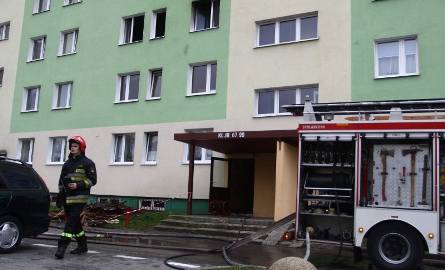 Pożar wybuchł w mieszkaniu na drugim piętrze wieżowca przy ulicy Osiedlowej.