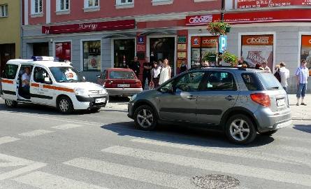 Przechodzącą na pasach kobietę potrącił samochód marki suzuki. Pierwsi na miejscu zdarzenia pojawili się strażnicy miejscy.