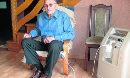 Pan Bronisław jest ciężko chory, przeżył zawały i zatrzymanie krążenia, w domu ma urządzenie do tlenoterapii, bo ma astmę i trudno mu się oddycha.