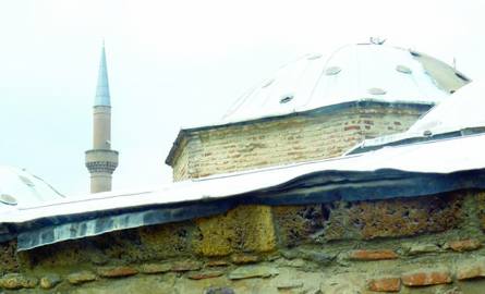Cerkwie niszczeją, meczety są remontowane - w Kosowie znikają ślady serbskiej przeszłości