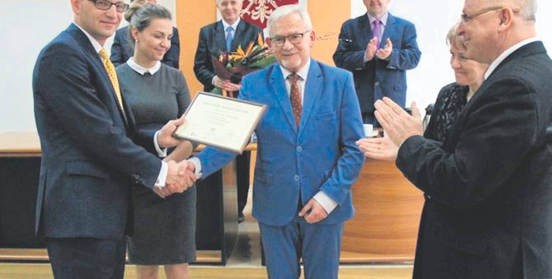 Dyrektor szpitala Ryszard Odrzywołek (w środku) odbiera certyfikat sygnowany przez ministra zdrowia
