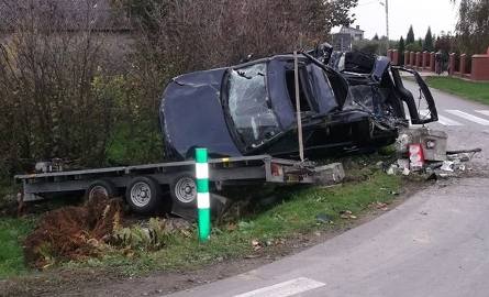 Wypadek w Gołębiowie. Auto z lawetą w rowie 