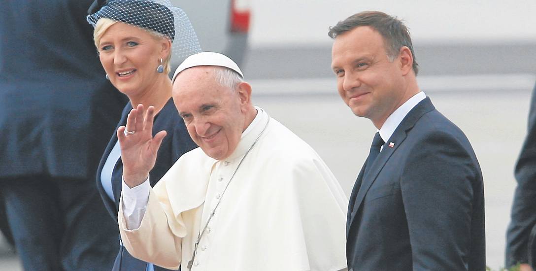 Papieża Franciszka na lotnisku w Balicach powitał prezydent Andrzej Duda z małżonką.
