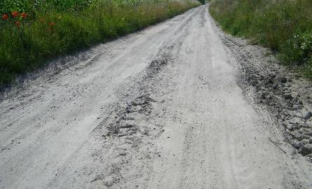 Tak wygląda droga powiatowa w Chebdziu. – Nie mogę się doprosić żadnego starosty o dokończenie tej drogi – mówi wójt Moskorzewa Jarosław Klimek. W tym