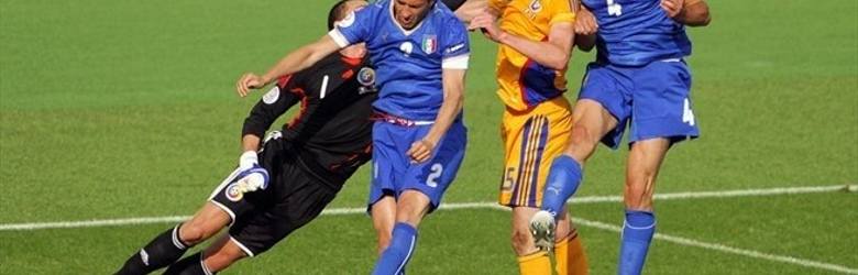 Rumuński bramkarz, Bogdan Lobont, w ostatniej chwili zgarnia piłkę z głowy Giorgio Chielliniego