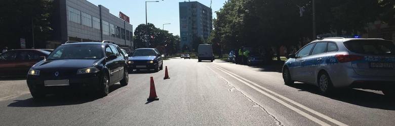 Wypadek na przejściu dla pieszych w Zawierciu: Do groźnie wyglądającego wypadku doszło dziś (8 czerwca) na ulicy Sikorskiego w Zawierciu.  Radiowóz potrącił