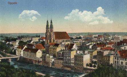 Katedralne wieże górują nad miastem nie tylko na tej przedwojennej pocztówce. Wieże zostały kilka lat temu odnowione. Reszta świątyni czeka na renow