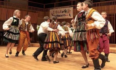 Ognistą "Bielińską polkę" tańczy zespół z Bielin
