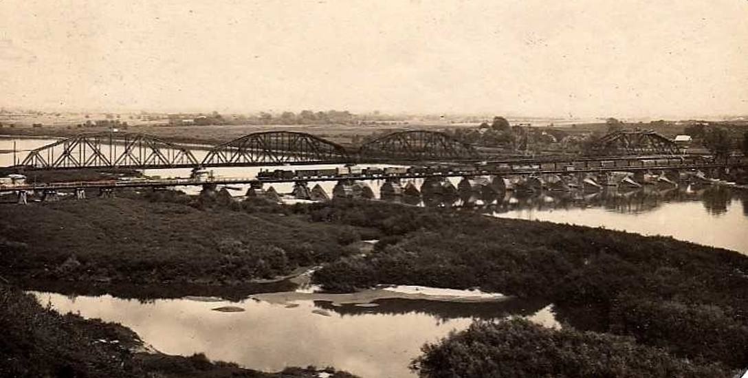 Na zdjęciach możemy zobaczyć most drewniany wybudowany przez Austriaków po którym porusza się pociąg - tuż za nim nowy most w budowie jest rok 1927.
