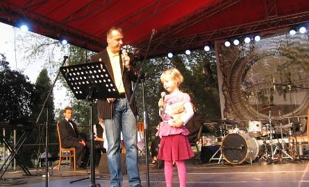 Wojciech Nalberski, nauczyciel Zespołu Szkół Odzieżowych Stylizacji i Usług razem z córeczka Marysią zaprezentował utwór "Śpij, kochanie”.